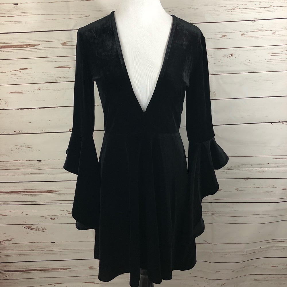 NWT Very J Plunge V- neck Witchy Bell Sleeve Dress